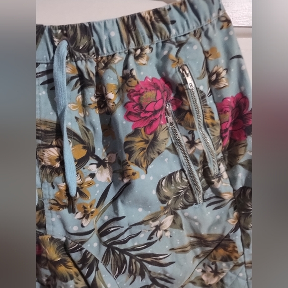 Brooklyn State Men’s Floral Long Cargo shorts Size XL - Picture 3 of 5